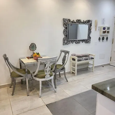 Cosy 2 Bedroom Near Sea * コスタ・デル・シレンチオ